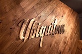Ubiquitous是英国曼彻斯特一家很知名的品牌传播机构。这家公司的成员中集合了优秀的战略专家、设计师、创意顾问、作家和高级工程师在一起为客户提供最佳的品牌传播策略。最近经过Ubiquitous全体成员几个月的努力让自己的办公室焕然一新，精心设计之后的整个办公空间看起来不但宽敞明亮而且风格独特。（实习编辑：李黎星）