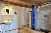 木板是卫浴吊顶很少选用的材料，但是木头的材料可以给冰冷的浴室带来自然、温馨的感觉。在材料的外层渡上防水的材料，同样可以起到防水、防潮的作用。（实习编辑：容少晖）