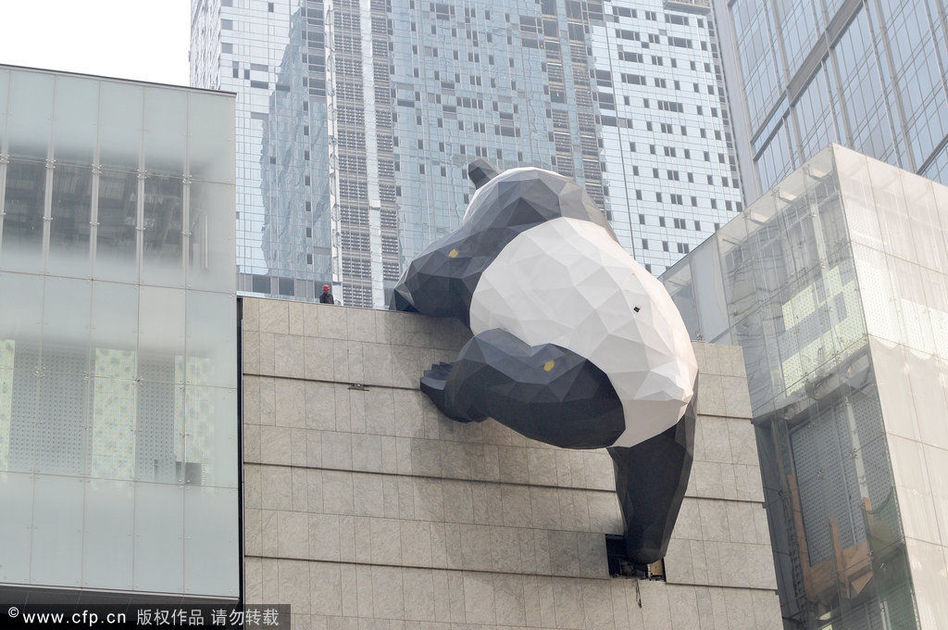 熊猫“越狱” 15米熊猫雕塑悬空中