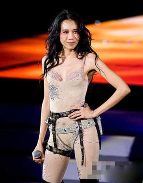 女星pk裸色镶钻紧身衣 莫文蔚完胜