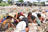 菲律宾诺特墓地的穷人们。（实习编辑李丹）