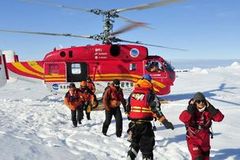 “雪鹰12”直升机完成极地救援