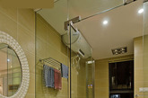 浴室采用木色瓷砖的墙壁，不仅缓和了室内色调，也保证了浴室的洁净感。（实习编辑：容少晖）