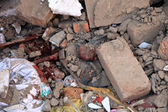 挖掘机拆迁推到墙面压死一工人