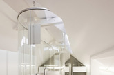在极为有限的空间中搭建舒适的生活环境，由比利时的 m architecture 事务所设计，Suite nuptial 是一个仅30平米的小阁楼，客户需要一个独特的，适合自己需求的私人生活空间。m architecture 采用通透的设计来优化空间连续性，各种功能依次排列：1 梳妆、阅读空间，2 浴室，3 卧室。浴室在整个空间的中心，由完全透明的弧形玻璃围合，屋顶天窗能提供良好的自然光。
（实习编辑：容少晖）