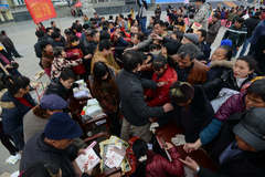 广西民众哄抢政府宣传品与工作人员发生拉扯