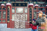 图为1月15日，北京市民在北海公园内的御膳堂门前晨练。（实习编辑李丹）