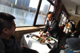 2014年1月15日，北京紫竹院公园问月楼餐厅整改定位为“茶餐厅”，提供中低价位菜品，对游客全面开放。应北京市政府要求，市属公园内的私人会所和高档娱乐场所一律关停，公园内租用合同到期且与公园功能无关的场所一律不得出租。据北京媒体报道，在北京市城市公园内共有高档餐饮及企业租用经营场所24家，包括北海公园内的乙十六御膳堂、上林苑饭庄等。图为：1月15日，北京紫竹院公园问月楼餐厅整改定位为“茶餐厅”，该餐厅经理李学峰在为游客提供中低价位菜品。（实习编辑李丹）