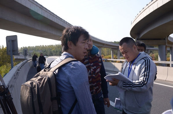 宁浩新片《玩命邂逅》曝探班照 黄渤徐峥再度