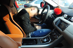 驾车男子年初一马路中间酣睡