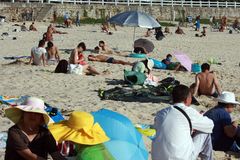 春节海南游客沙滩全裸享“天体浴”