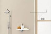 淋浴龙头的一侧墙面可以安装收纳洗漱用品的搁架，让洗漱用品的取用更加方便。同时也让简单的墙面显得更加美观。
