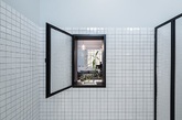 “Kabinett” 是法国设计事务所Septembre 完成的一个室内改造项目，住宅的原身是一间位于巴黎小巷当中的废弃生产作坊，设计师的任务是将其改造成一所适合现代生活习惯的家庭公寓。
不同功能的白色木制橱柜承担了收纳功能，与白色墙壁、木制地板构成了整体的风格，透过玻璃门窗、隔断，使整个空间更显得简约而通透。（实习编辑：李黎星）
