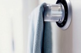    这是设计师 Jo Jae Young 设计的多功能的毛巾架，除了用来挂毛巾，它可以令浴室的空气循环，可以干燥和消毒毛巾，甚至可以拆卸下来变成一个吹风机，省了很多工具。（实习编辑：李黎星）

