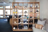     Instagram办公室位于旧金山South Park的办公室，由当地的Geremia Design设计，受到Instagram的品牌形象影响，办公环境的设计也是充满复古风情。运用大量的原木素材和深色系互相搭配，宽敞的空间加上充裕的日光，不像其他创意设计公司一般的多彩，反而运用灰、黑、白、棕等低彩度的颜色，形成非常舒适的办公环境。办公室的休闲空间中，不仅仅提供咖啡甚至还有酒柜，让员工感觉在忙碌工作之余，还能轻松地释放压力，让员工感觉到是一种生活态度。（实习编辑：李黎星）