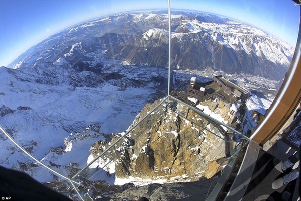 挑战极限的玻璃观景台 四千米阿尔卑斯巅峰一览无遗