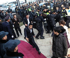 小区降房价致业主砸售楼处