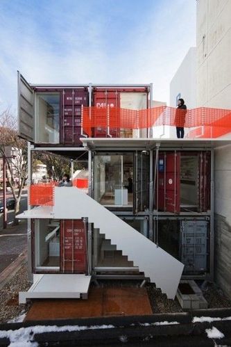 7个老货柜组合成3层办公楼 日本超酷建筑设计惹人羡慕