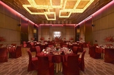 华尔道夫酒店系列是希尔顿全球的最顶级奢华品牌，北京华尔道夫酒店将京城风韵与经久优雅完美融合。酒店内部装饰由雅布&普歇尔伯格公司的顶尖设计师和工程师们倾力打造，将现代与传统元素巧妙融汇在整个酒店的细节之中。（实习编辑：温存）