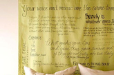 在床头挂上一个帘子，和朋友或家人一同用马克笔随意书写，通过不同的笔迹和大小的组合，形成一个独一无二的床头板。