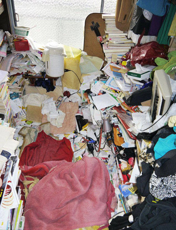 日本男子蜗居5平房屋月租1500元 屋内垃圾堆