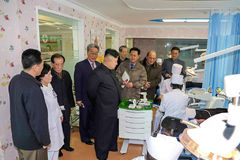 金正恩在医院视察