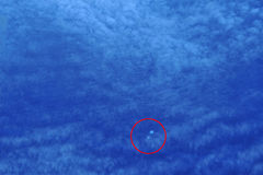 中国飞机24日拍到的疑似碎片