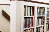 背景墙一般在家居中是作为装饰造型，然而今天给你说到的就是另一种既实用又可作为装饰的背景墙。书柜作为知性人群不可缺少的一件家具，而在选择将怎样的书柜搬回家时就要考虑到现在以及以后的藏书量，尽量在空间允许的范围内选购一款足够大的书柜，既能收纳很多书籍，又是一面别致的背景墙。为你带来28款嵌入式欧式书柜设计，参考一下。（实习编辑：温存）