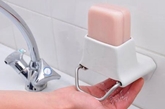 在我们的生活中洗手液渐渐取代了香皂，而成为在各种公共洗手间中最常见的清洁用品。尽管洗手液很方便，但是与固体的香皂比起来，它其中含有不少水的成分，运输起来更加不方便。这款新式的小装置，可以将香皂磨成碎屑以供使用。它既可以防止多人共用香皂滋生细菌，同时干爽的香皂不仅更容易拿取，沐浴时使用也不用担心湿滑的香皂会让人滑倒。。（实习编辑：温存）