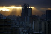 英国《每日邮报》4月2日报道，委内瑞拉曾计划将45层高楼“大卫塔”建成新的金融中心，那里有直升机停机坪，可观赏阿维拉山脉美景。但是这幢拉丁美洲最高的摩天大楼一直没有完工，沦为烂尾楼。被废弃20年后，这座高楼被贫民临时占据，成为世界上最高的贫民窟所在地，大约3000名贫民生活在这里。当地人视“大卫塔”为“贼窝”，但里面的人称其为天堂。“大卫塔”因著名美剧《国土安全》曾在这里取景而闻名于世。