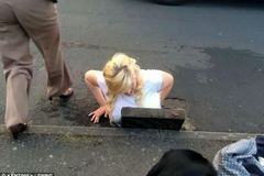 英一女孩试图用脚夹起iphone被卡