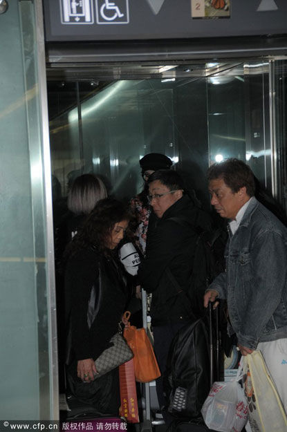 唐嫣深夜抵沪获<em>爸爸</em>接机 穿<em>短裤</em>黑丝比V卖萌