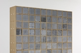 一、材料新尝试：新奇混凝土家具 跨界之风无所不在。木制家具商London Art Workshop联手英国艺术家Sarah Lucas为伦敦艺廊Sadie Coles HQ打造了一系列家具，其中包含一面分隔墙、桌子、椅子和长凳等共14件。是由混凝土空心砖和中密度纤维板组合制成。之所以采用两种材料结合是因为组合看上去非常时尚，并且非常真实，在户外使用时不会在雕塑面前喧宾夺主。