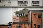2014年4月13日，南宁城区许多居民楼房顶现大量空中“棚户区”。记者看到，许多住户私自在房屋楼顶搭建敞篷，成为空中违建的重灾区。（实习编辑李丹）