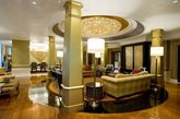 这家位于Plaza Athénée Bangkok的Royal Méridien Hotel拥有四种主题套房，两间皇家套房。浓郁的东南亚皇家风情与时代感结合，让你体验金碧辉煌的奢侈享受。（实习编辑：王臻）