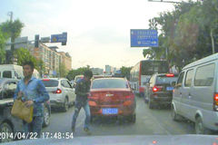 宝马女司机9秒被抢包