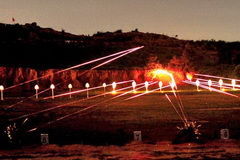 夜间实弹射击犹如放烟花