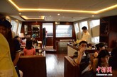 身价高达1700万元人民币的“御金龙”号豪华游艇4月26日在广州首航。该游艇由广东江门市制造,艇长23.20米，宽6.10米，吃水深1.3米，最高速度达25节。游艇融汇了内地、香港和英国设计精英的先进技术和时尚理念，游艇上的卫浴水龙头全部用黄金手工打造而成。图为模特在该游艇的卧室进行展示。