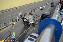 成都一女司机连撞6车 翻下隧道