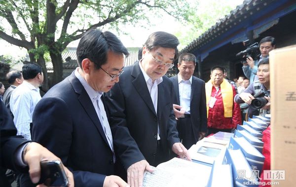 4月30日，邹城母亲文化节孟府档案举行首发仪式。邹城市作为孟子故里，自2007年开始连续举办了七届中华母亲文化节，现已成为颇具影响力、辐射力和独具地域特色的节庆文化品牌。（摄影 吕卫锋）