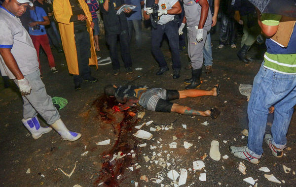 巴西联赛再现球场暴乱 球迷遭马桶袭击当场身亡(图)