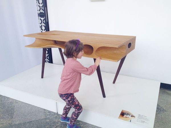 给爱猫一个肆意玩乐的空间 设计师阮昊创作的木头猫桌