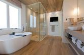 浴室是我们每天都会使用的空间，它的重要性大大超出我们的预期。从明亮的氛围到简洁的设计，现代风格的浴室早已超越了空间的限制。在这两者之间，设计师通过细节来改造沉闷的浴室，将其变成梦幻般的放松和清新的空间。（实习编辑：王臻）