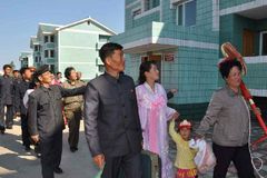 朝鲜捕鱼工人拎包入住新渔村