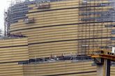 5月9日，湖北省武汉市，武昌楚河汉街太极广场附近。在建的武汉室内电影文化公园主体工程已经完成，建筑外立面贴满了“土豪金条”。工人正在紧张施工中。整个建筑放眼望去就像是很多“金条”装饰出的一个个巨型“黄金屋”。