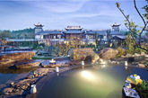 云南腾冲悦椿温泉度假村。亭台楼阁，飞檐走壁，如烟山水，这是中国古典风与现代科技的完美结合。其拥有43个富含矿物质天然水池，14座水族馆，以独特的设计风格，展示出富有特色的云南文化。
