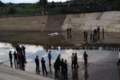 长春一车辆驶入水库致5死