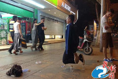 南京一男子跪饮料瓶上乞讨