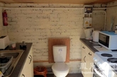 据英国《每日邮报》12月1日报道，住在英国剑桥市的两个捷克人，共享着一个“厕所厨房二合为一”的房子，并且称他们毫不介意。据报道，这间房子是城市规划部门人员在检查当地的违规建筑时发现的。这是一座室外独立的小砖房，里面既有马桶，又当厨房用。