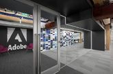 Adobe的新办公室位于美国旧金山Townsend 街410号，一共四层，总面积达4088平方米，室内十分独特。一进入办公室就能看见显示屏上Adobe的标识。
